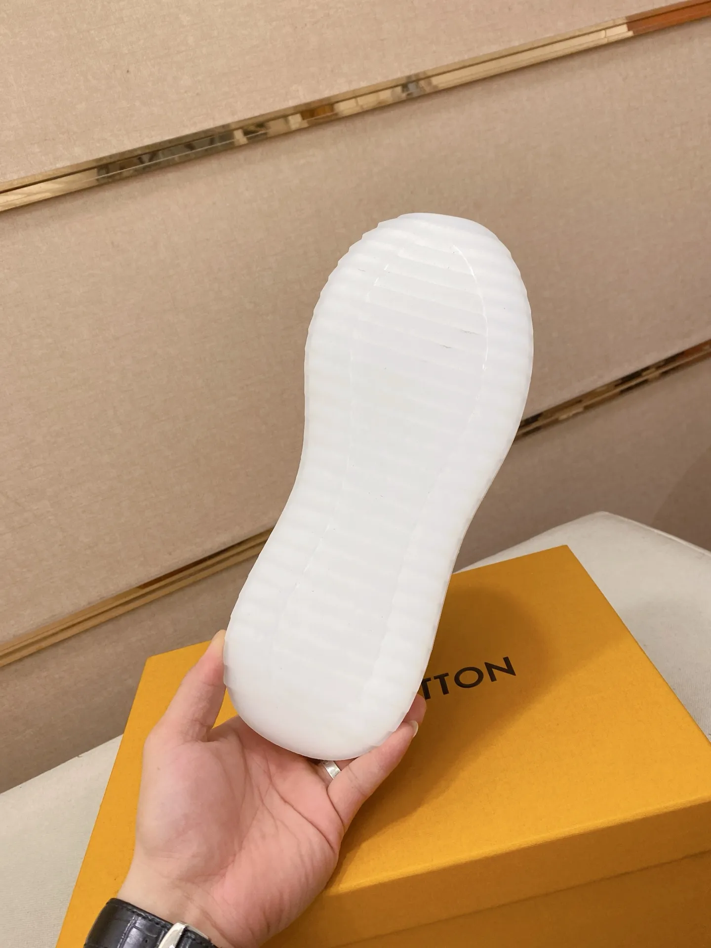 Factory price: 462💰🎉🎉LV~Louis Vuitton trendy men's shoes, new shipments, latest matching, the same style as the official website, super high quality, hot sales of the season [strong][strong][strong]Selected first-layer cowhide, comfortable cowhide lining, original last, comfortable on the feet, wear-resistant rubber outsole, size: 38-44.